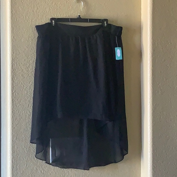Black shirt in front, longer in the back skirt NEW - Picture 1 of 2